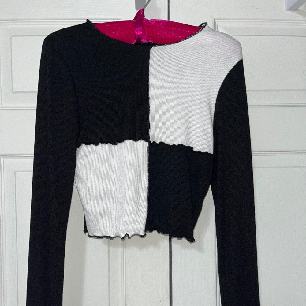 Longsleeve Geometric Black and White Top